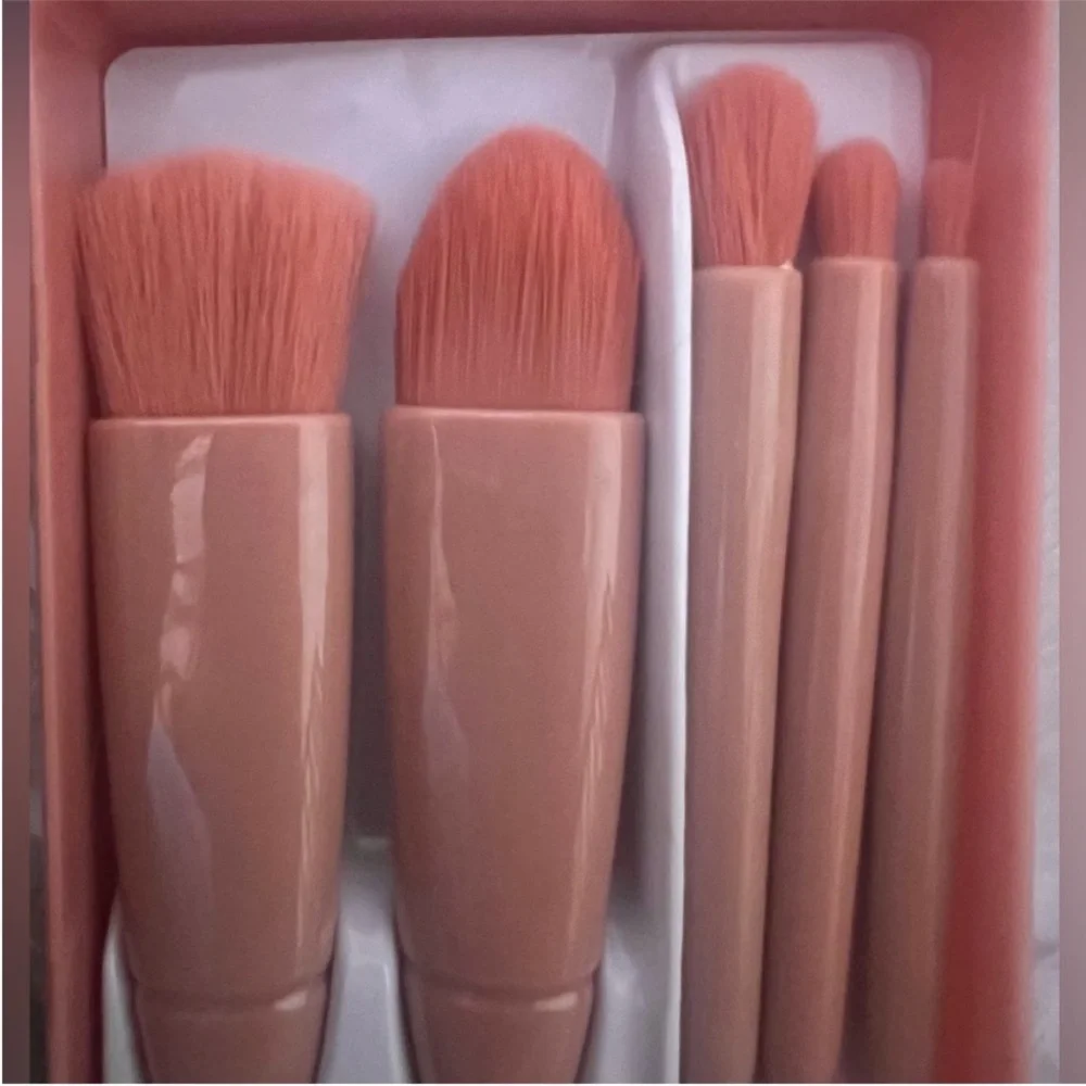 Travel Makeup Brush Set In Mirrored Compact Case, 5 Brush Mini Travel Set